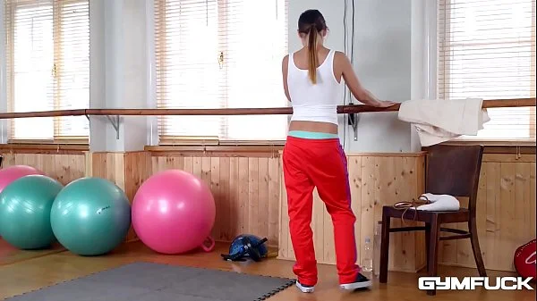 Gym fuck nympho Taylor Sands works out her pussy with jump rope handles