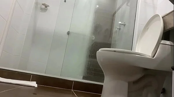 CAMARA OCULTA EN BAÑO PUBLICO Y CHICA CULONA MEANDO, MUY SEXY