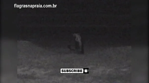 Filmei um casal fazendo sexo na praia a noite. Um segurança botou eles pra correr