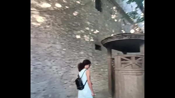 faccio pipi all'aperto in un bagno medievale