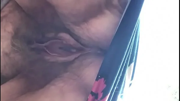 Oma harige kut onder jurk