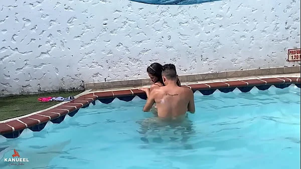 THE NEIGHBOR COMES DOWN TO SUN AND I SEDUCE HER TO GIVE ME A DELICIOUS BLOWJOB IN THE POOL