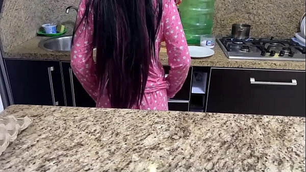 Mi Deliciosa Hijastra Cocinando en Pijama no me pude aguantar a su Culo y mi esposa que esta viajando - Amateur Casero