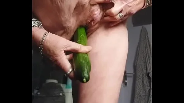 Oma neukt harige kut met komkommer