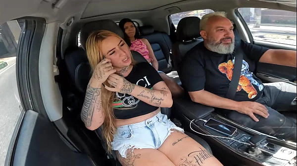 Loira Luxx a tatuada pelada no carro apronta e da uma mamada no meio do transito