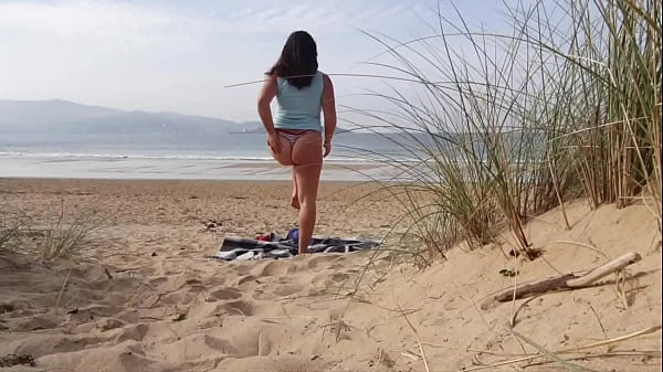 I filmed a curvy MILF changing clothes and doing Exercises on the Beach