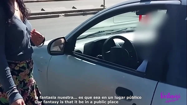 Masturbo a un extraño en su auto mientras mi marido filma todo