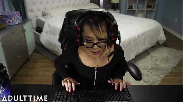 FAIL!! Gamer Chick Accidentally Streams a Fuck and Facial