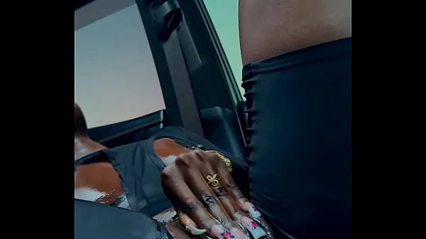 Negra eyaculando en su auto (queen tahshaar)