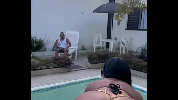 Pocahontas carioca começou a limpar a piscina e avistou o safado de olho no seu bundão e o pau torou ( completo no sheer e red )