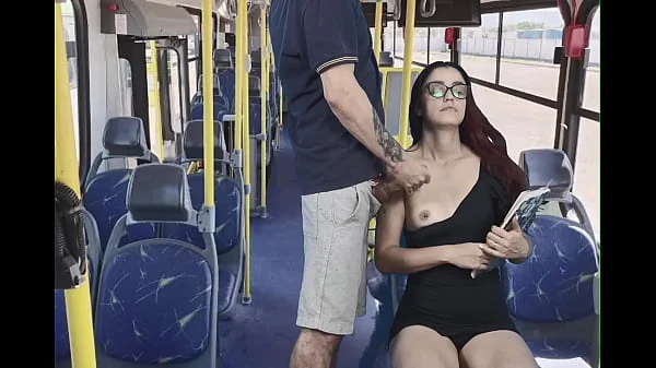 Encoxei novinha estudante no onibus e acabei gozando em seus peitinhos!