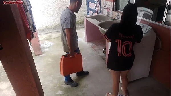 Dona de casa paga técnico com a bunda enquanto marido esta fora