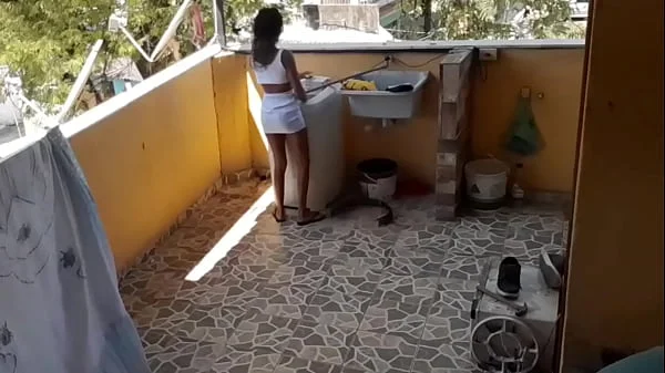 Enteada que estava lavando roupa foi Surpreendida pelo padrasto pervertido que botou ela para chutar seu pênis fuder de quatro.