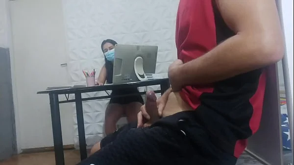 recepcionista gostosa sem calcinha! me arrisquei colocando o pau pra fora! em plena recepção, qual será a reação dela?