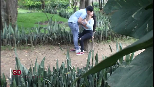 ESPIANDO A UNA PAREJA EN EL PARQUE PUBLICO