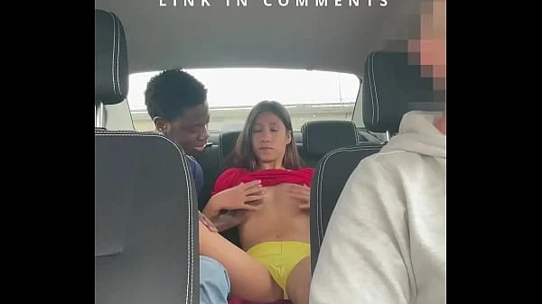 Camara oculta graba a una pareja de jovenes follando en un taxi