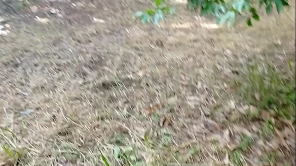 Raquel sem máscara pagando boquete para desconhecido no meio da rua durante o dia