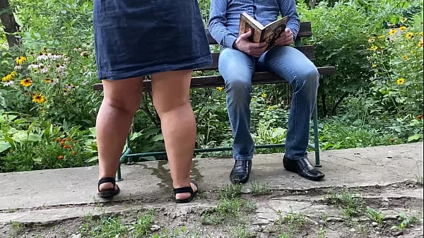 Big ass milf pee next to me in the park on a bench