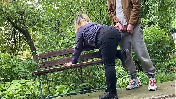 Cum on big ass MILF in jeans in the park