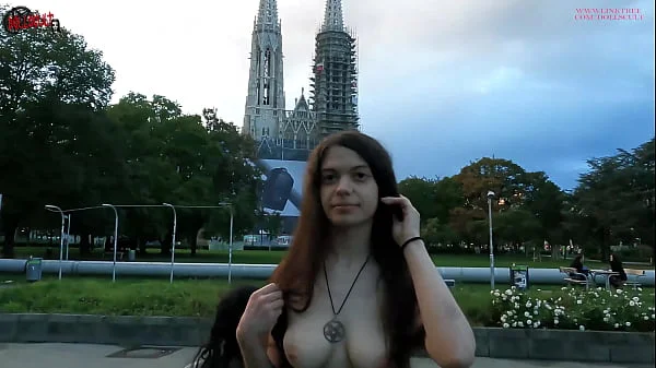 Extreme flashing in Vienna - DOLLSCULT